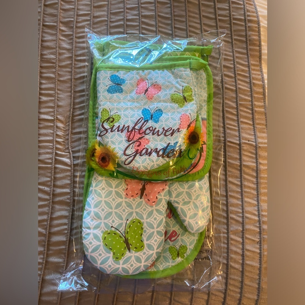 NEW - Sunflower Garden Potholder and Oven Mitt Set 4 pieces